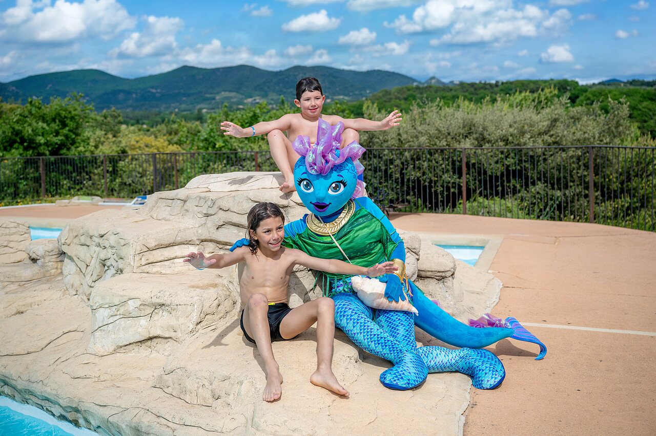Mascot and children at the pool of VAGUES OCEANES Soleil de Provence campsite (84).