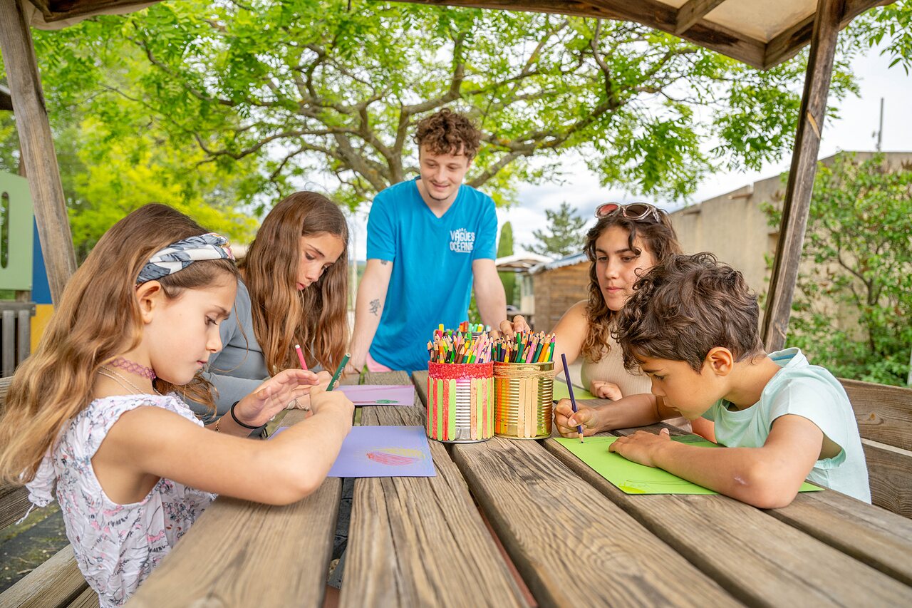 Children's drawing workshop with animator at VAGUES OCEANES Soleil de Provence campsite in Saint-Romain-en-Viennois (84).