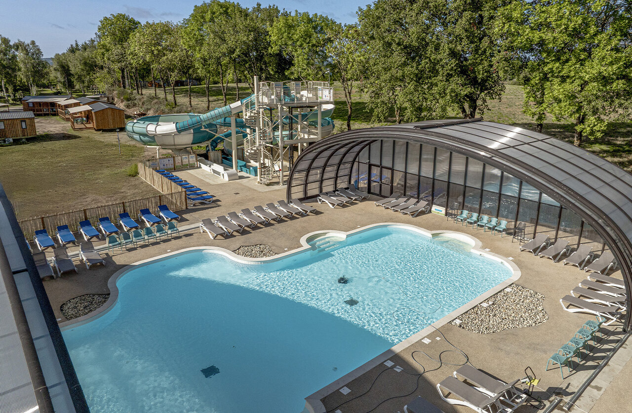 Outdoor pool, covered pool, waterslide at CLICOCHIC Soleil Levant campsite in Canet-de-Salars (12).