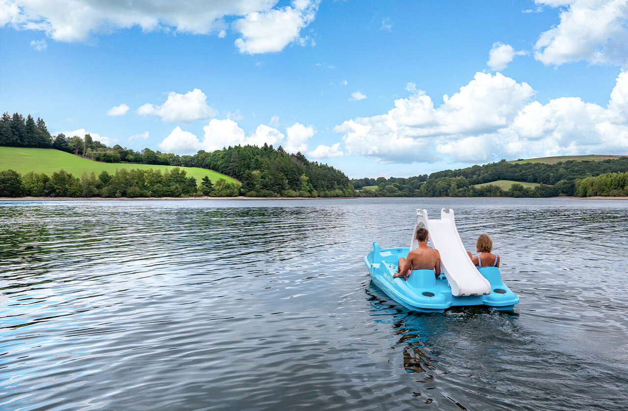 Pedal boat with slide on the lake, at campsite CLICOCHIC Soleil Levant in Canet-de-Salars (12).