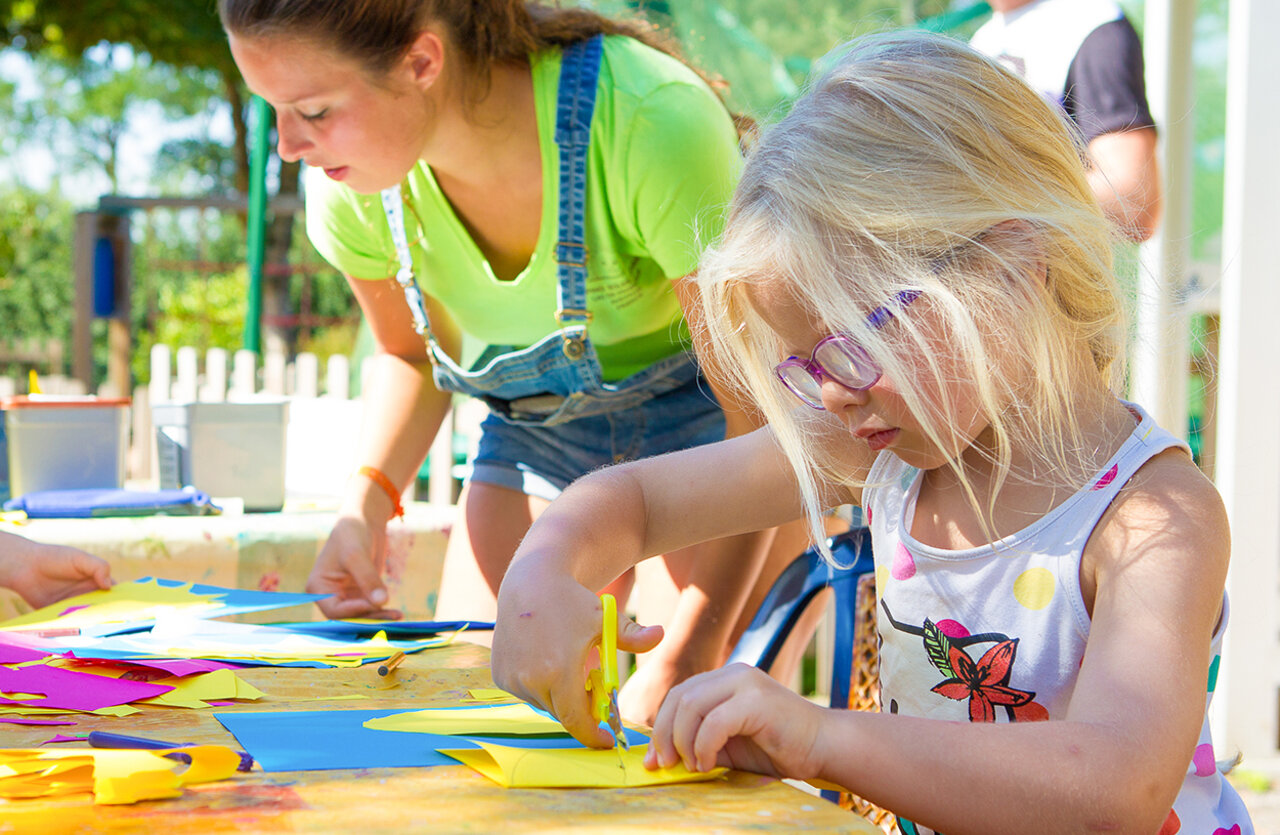 Children's creative workshop at CLICOCHIC Soleil Levant campsite in Canet-de-Salars (12).