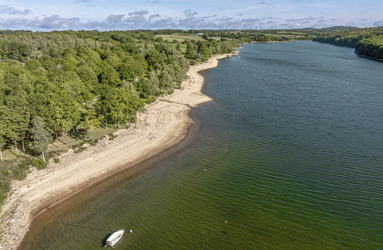 Lake, forest at camping CLICOCHIC Soleil Levant in Canet-de-Salars (12).