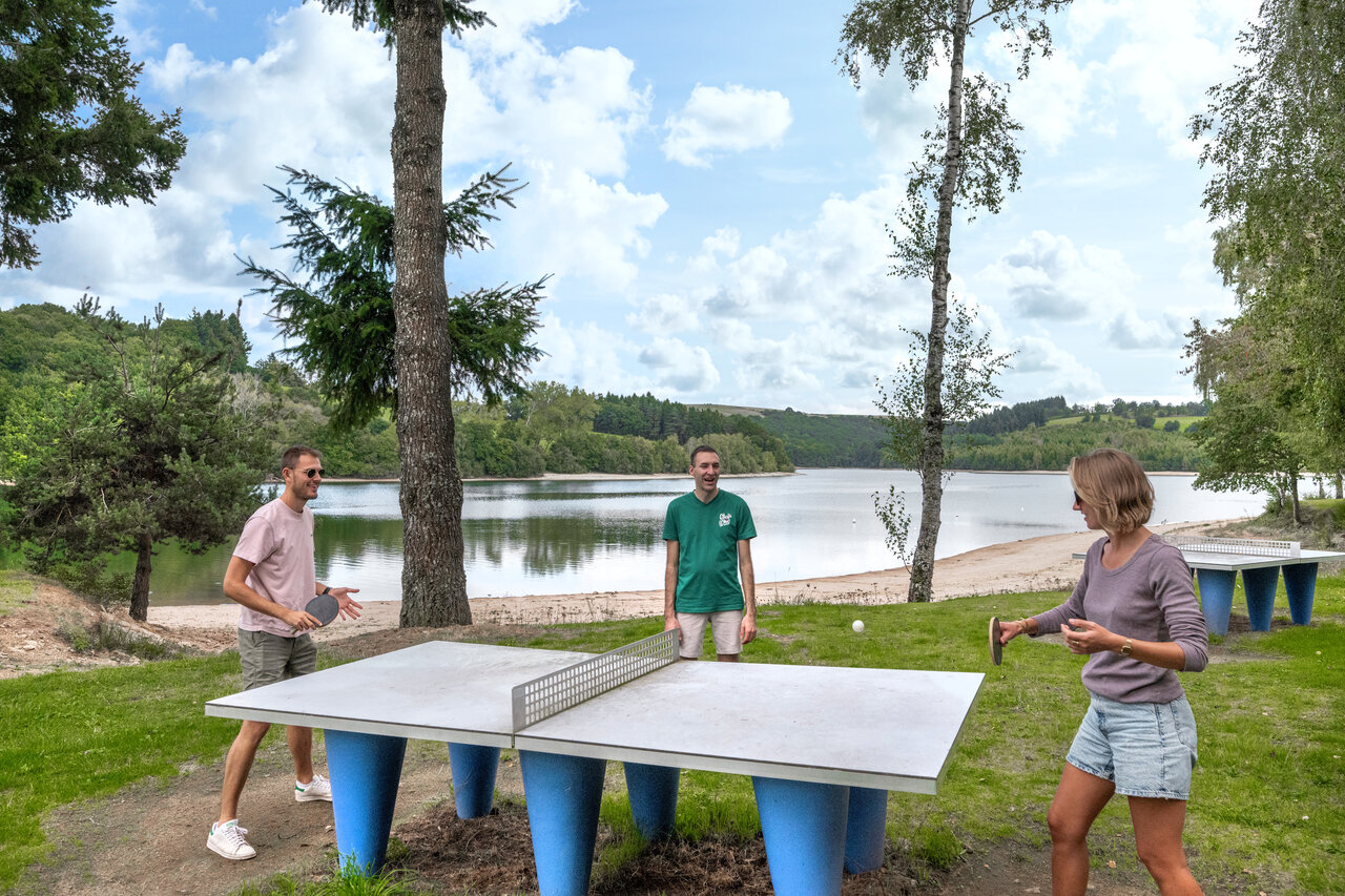 Table tennis at CLICOCHIC Soleil Levant campsite in Canet-de-Salars (12).
