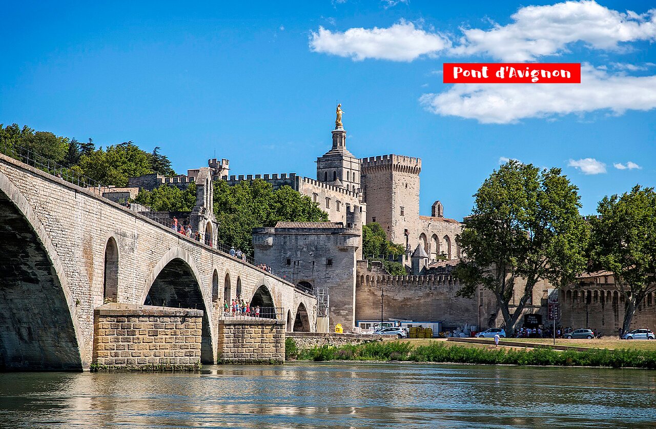 Pont d'Avignon and Popes' Palace, historic site to visit near Avignon.