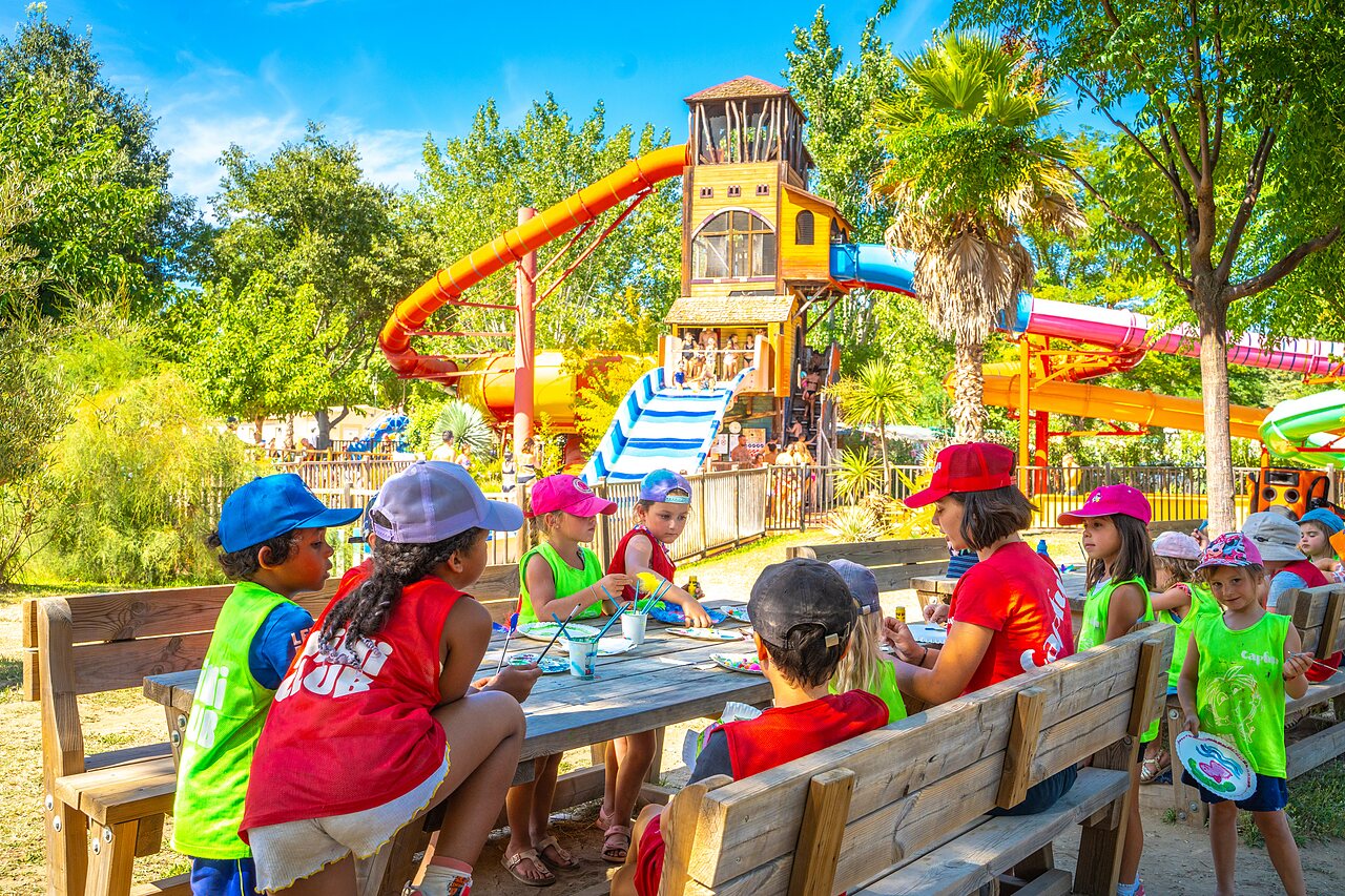 Creative workshop for children and water slides at CAPFUN Soubeyranne campsite in REMOULINS (30).