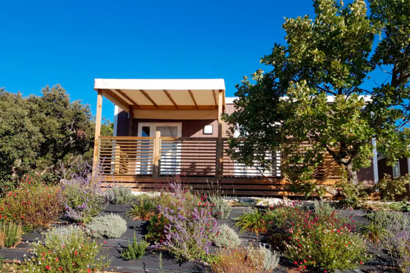 Modern Mobile home and terrace at camping Les Sources de Gordes in GORDES (84).