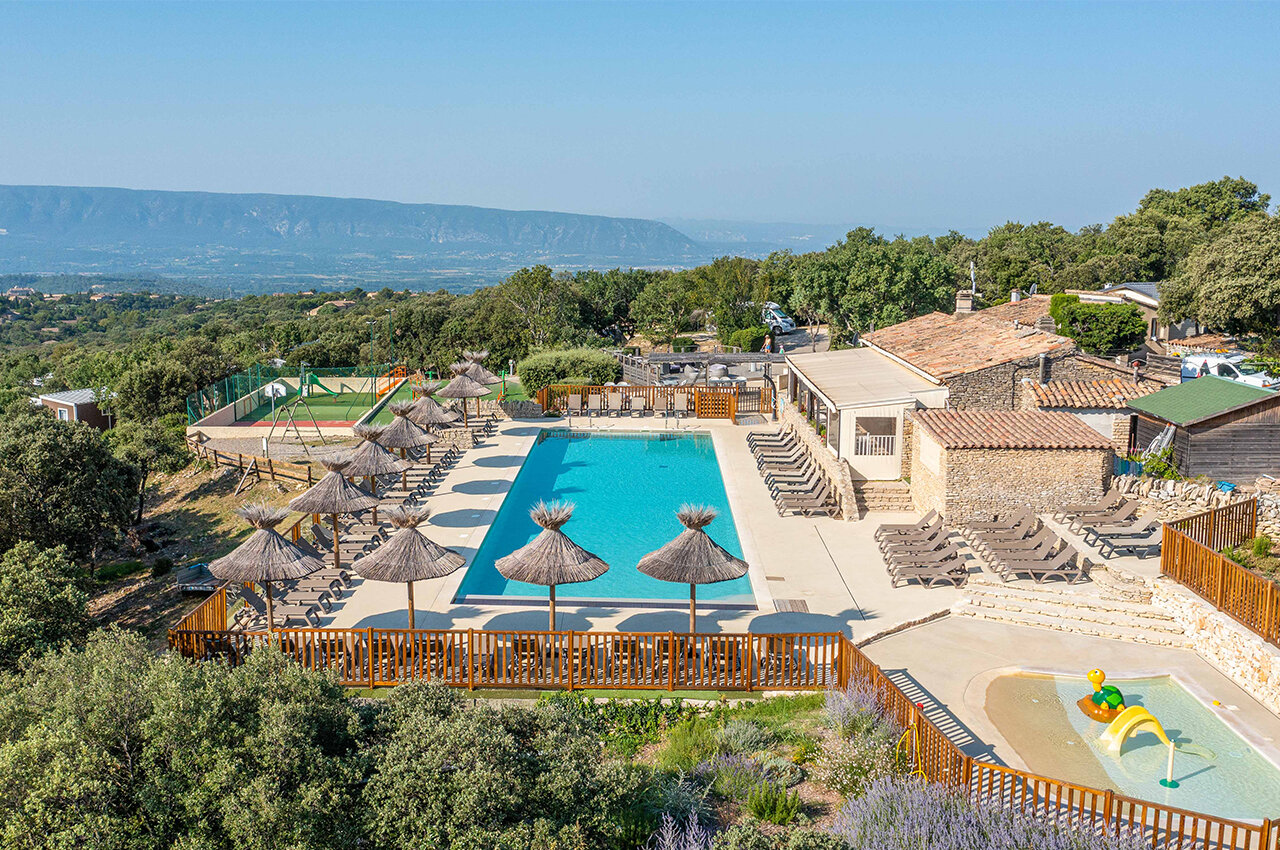 Outdoor pool, paddling pool, multisport field, campsite CLICOCHIC Les Sources de Gordes in GORDES (84).