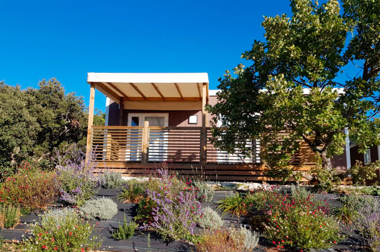 Modern Mobile home and terrace at camping Les Sources de Gordes in GORDES (84).