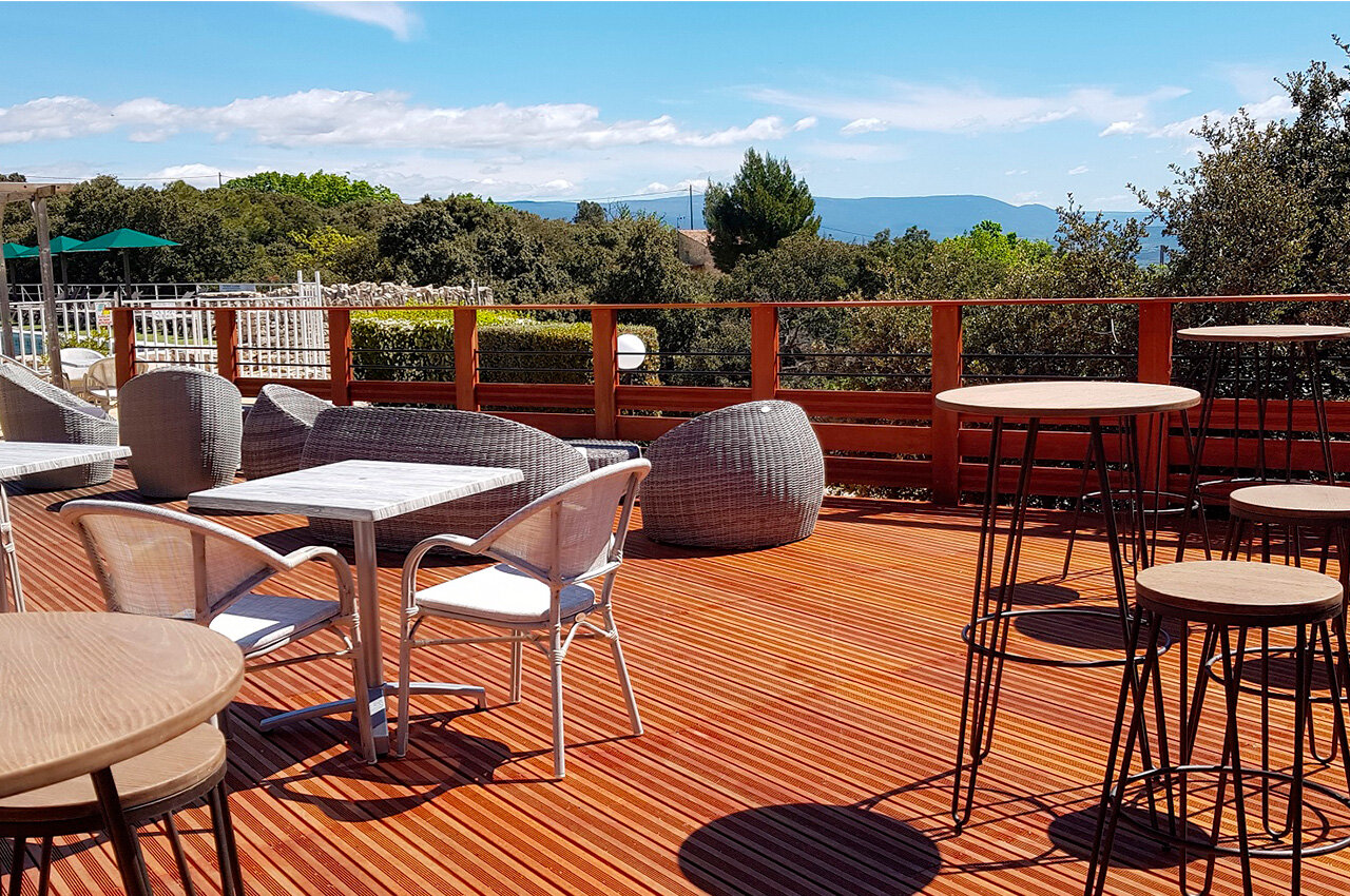 Modern bar-restaurant terrace at CLICOCHIC Les Sources de Gordes campsite in GORDES (84).