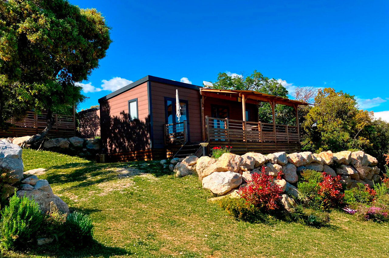 Modern mobile home with wooden terrace at CLICOCHIC Les Sources de Gordes campsite.