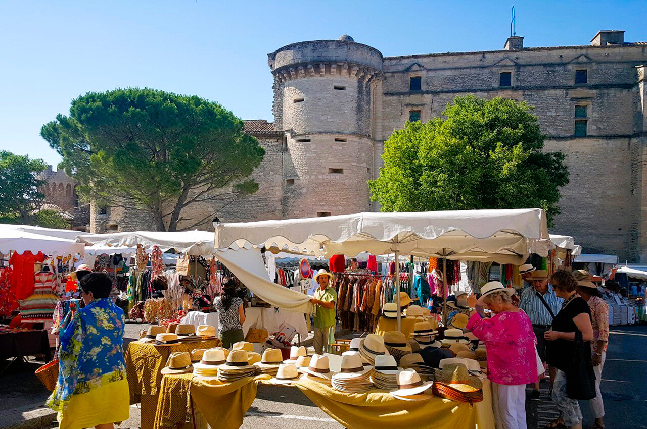 Lively Proven�al market, hat stalls, historic monument. Camping CLICOCHIC Gordes (84).