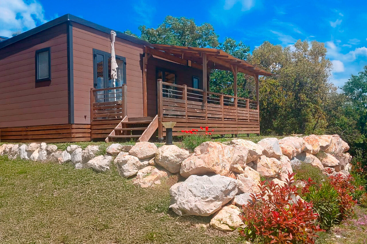 Modern mobile home at Les Sources de Gordes campsite in GORDES (84).