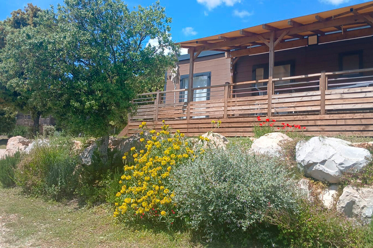 Modern Mobil-home with wooden terrace at CLICOCHIC campsite GORDES (84).