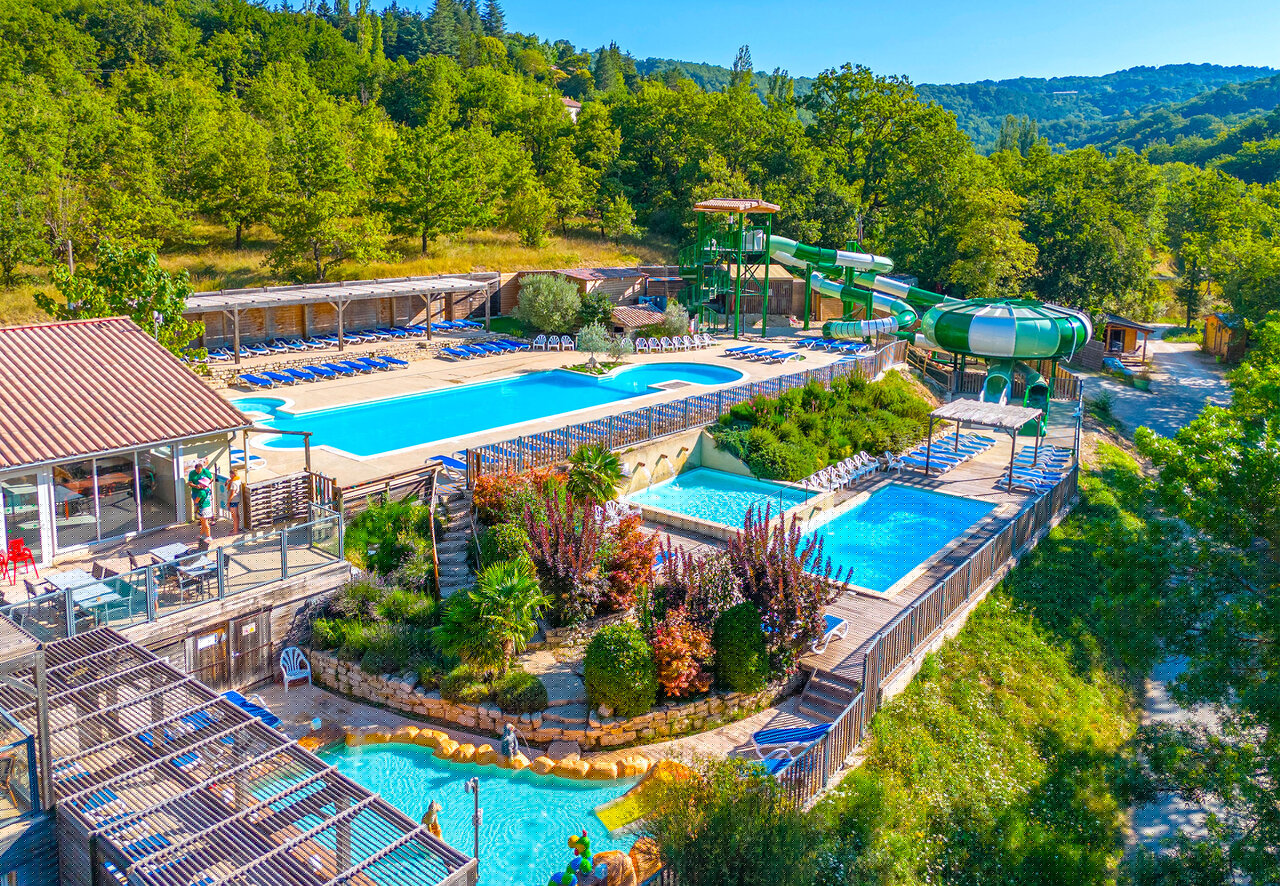 Outdoor pools, water slides, sun loungers at CLICOCHIC Source du Jabron campsite in Comps (26).