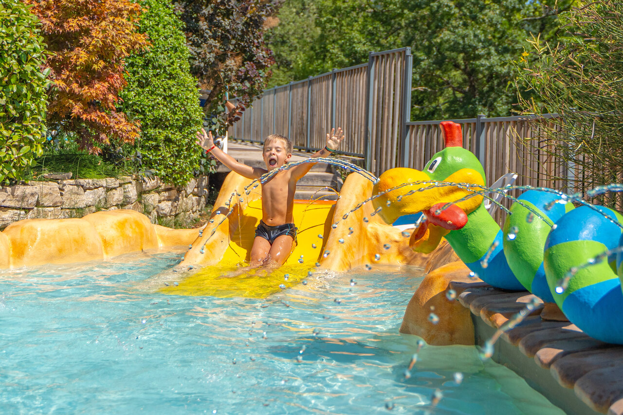 Water slide and water games for children at CLICOCHIC Source du Jabron campsite.