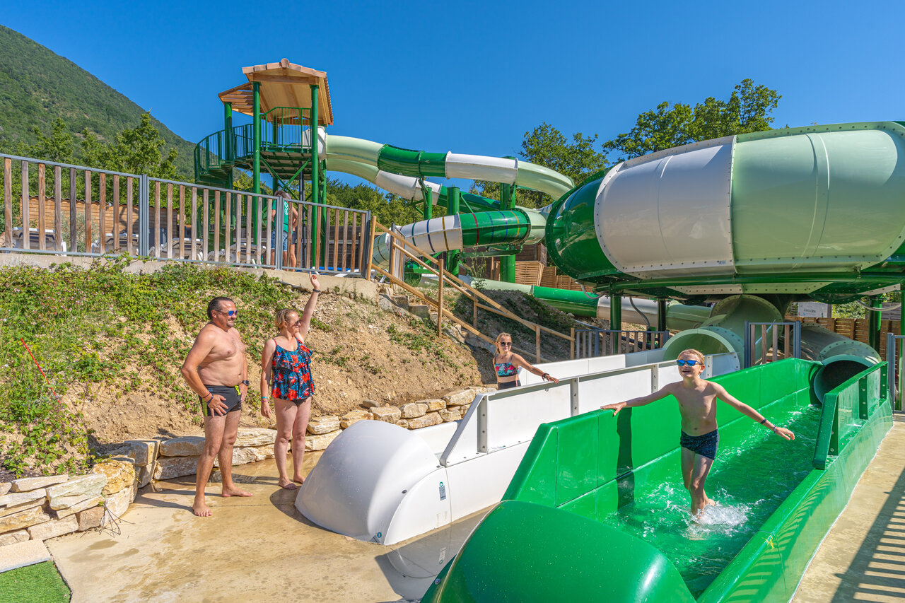 Giant water slides, family fun at CLICOCHIC Source du Jabron campsite in Comps (26).