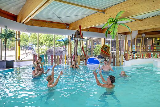 Indoor swimming pool, water games, at campsite CAPFUN Vakantiepark Capfun het Stoetenslagh in Rheezerveen.