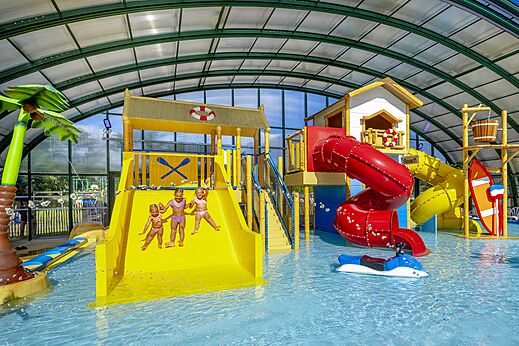Colorful water slides and water games for children at CAPFUN Vakantiepark Capfun het Stoetenslagh campsite in Rheezerveen.