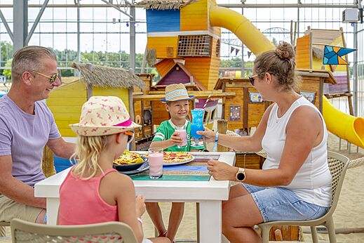 Indoor family restaurant with play area at CAPFUN Vakantiepark Capfun het Stoetenslagh campsite in Rheezerveen.