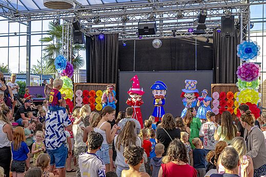 Animation show with mascots at CAPFUN Vakantiepark Capfun het Stoetenslagh campsite.