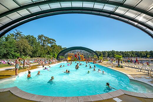 Outdoor swimming pool and water games at CAPFUN Vakantiepark Capfun het Stoetenslagh.