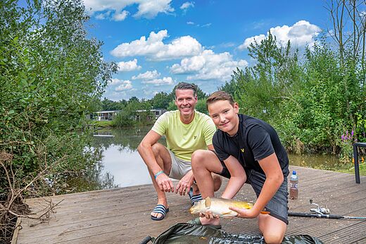 Father and son fishing for carp at CAPFUN Vakantiepark Capfun het Stoetenslagh.