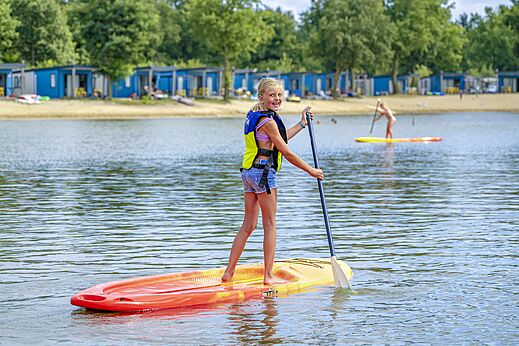 Child paddleboarding at camping CAPFUN Vakantiepark Capfun het Stoetenslagh in Rheezerveen.