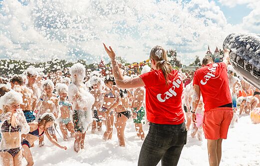 Exciting foam party for children at CAPFUN Vakantiepark Capfun het Stoetenslagh in Rheezerveen.