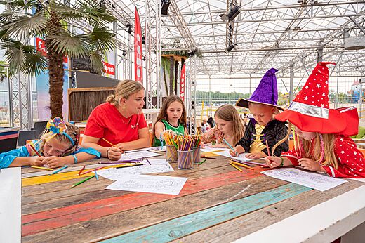 Children's coloring activity with animator at CAPFUN Vakantiepark Capfun het Stoetenslagh campsite.