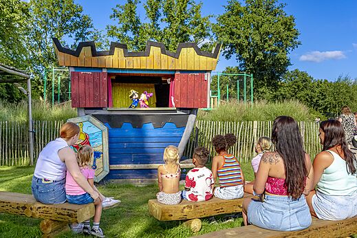 Puppet show for children at CAPFUN Vakantiepark Capfun het Stoetenslagh campsite in Rheezerveen.