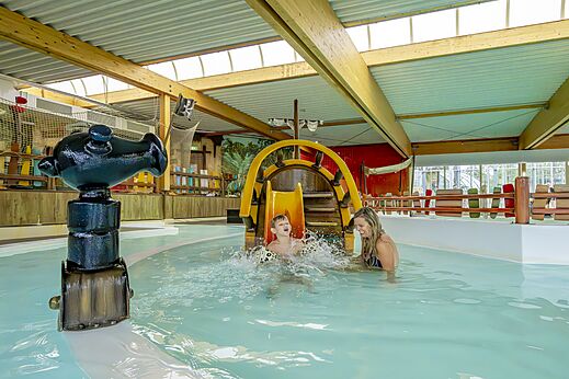 Slide and water games indoor pool CAPFUN Vakantiepark Capfun het Stoetenslagh.
