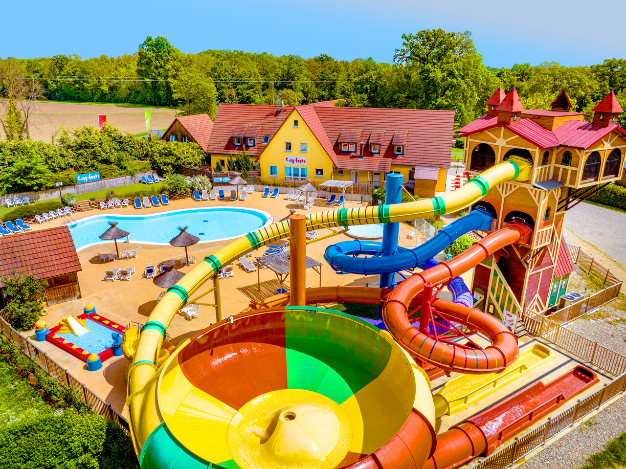 Giant water slides, swimming pool and water games at CAPFUN Suzel campsite in Sainte-Croix-en-Plaine (68).