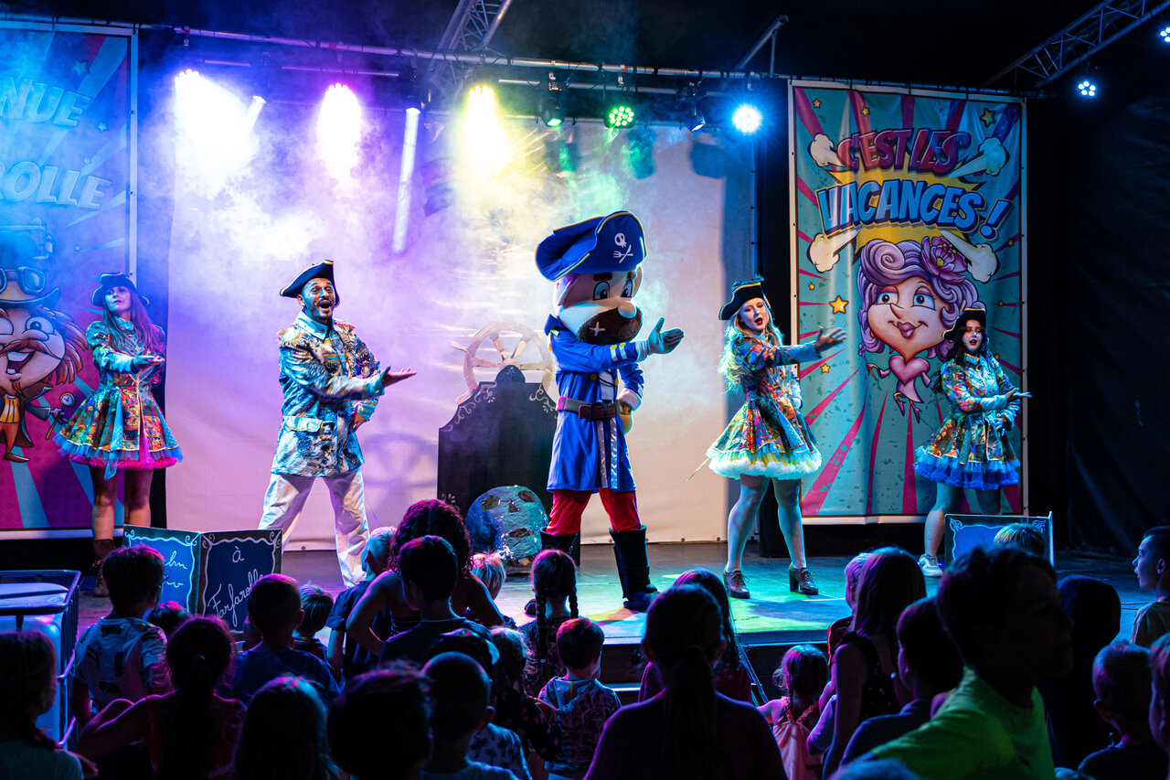 Pirate entertainment show with mascot at CAPFUN Suzel campsite in Sainte-Croix-en-Plaine (68).