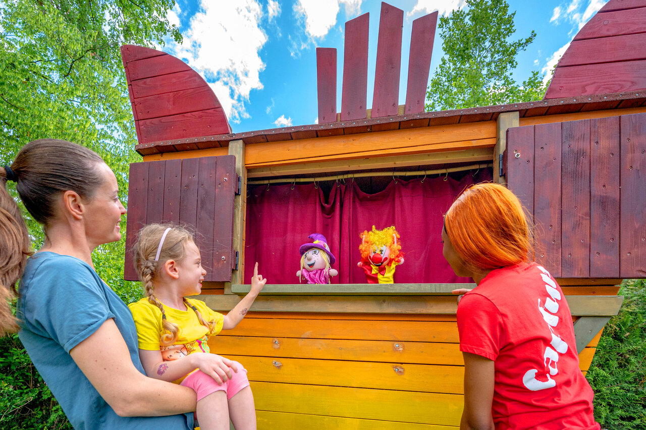 Puppet show for children with animator at CAPFUN Suzel campsite in Sainte-Croix-en-Plaine (68).
