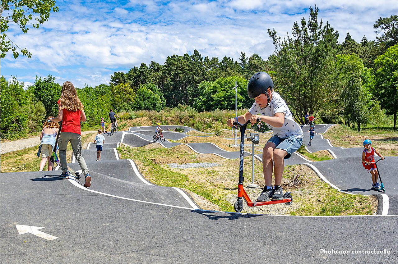 Pump track, children on scooter and bike, camping CAPFUN Talaris Vacances Lacanau (33).