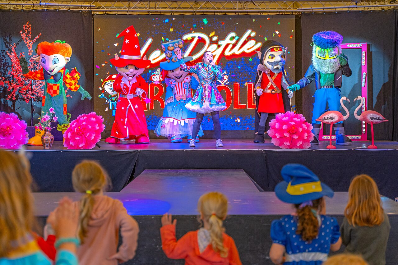 Animation show with mascots and children at CAPFUN Talaris Vacances campsite in Lacanau.