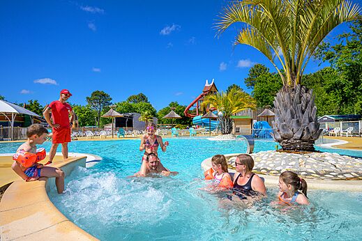 Outdoor pool, jacuzzi and slides at CAPFUN Talaris Vacances campsite in Lacanau (33).