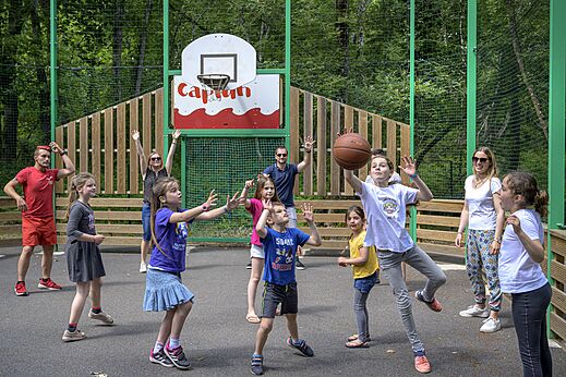Basketball activity children and adults at CAPFUN Talaris Vacances campsite.