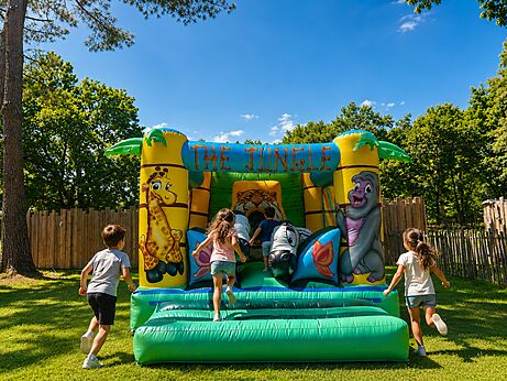 Giant jungle inflatable for children at CAPFUN Talaris Vacances campsite in Lacanau.