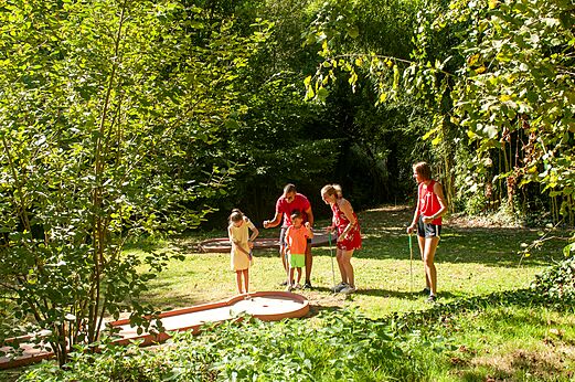 Family mini-golf on green course at CAPFUN Talaris Vacances campsite in Lacanau.