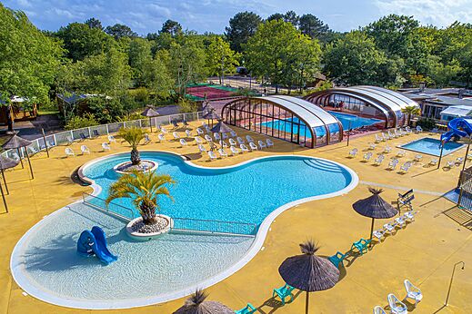 Outdoor and indoor pools, slides at CAPFUN Talaris Vacances campsite in Lacanau (33).
