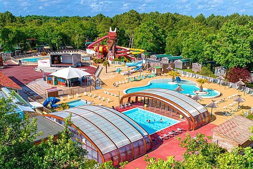 Pools and slides of the water park CAPFUN Talaris Vacances in Lacanau (33).