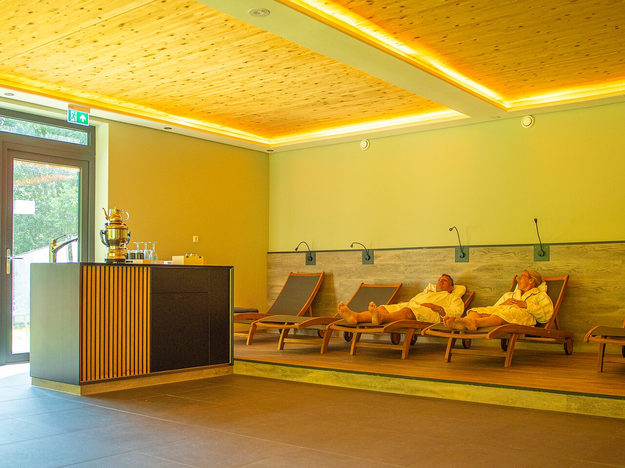 Spa relaxation area with lounge chairs at CAPFUN Tecklenburg campsite in Tecklenburg-Leeden (49).