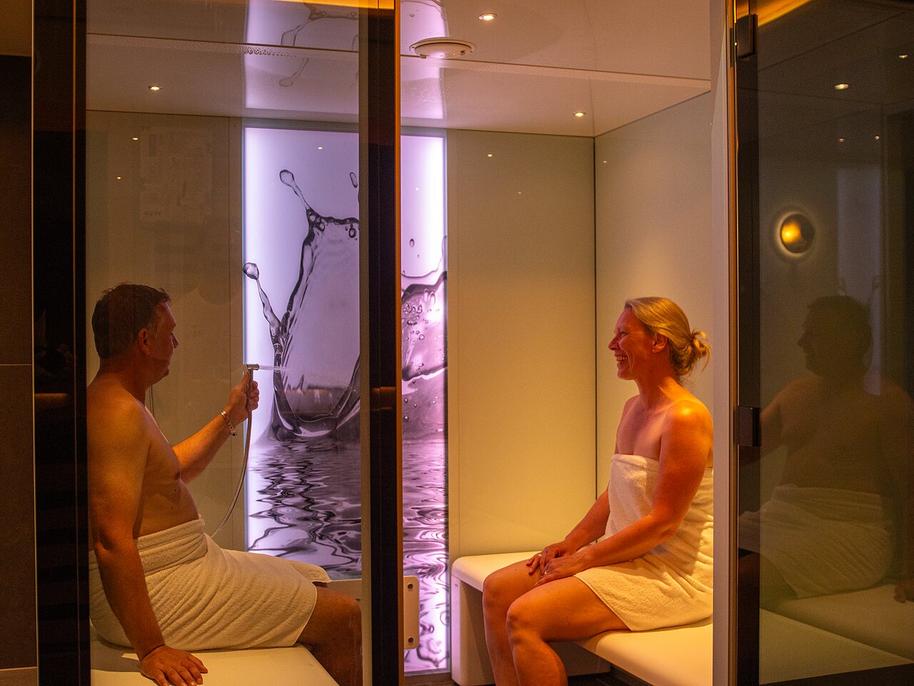 Couple relaxing in the spa cabins at CAPFUN Tecklenburg campsite in Tecklenburg-Leeden (49).