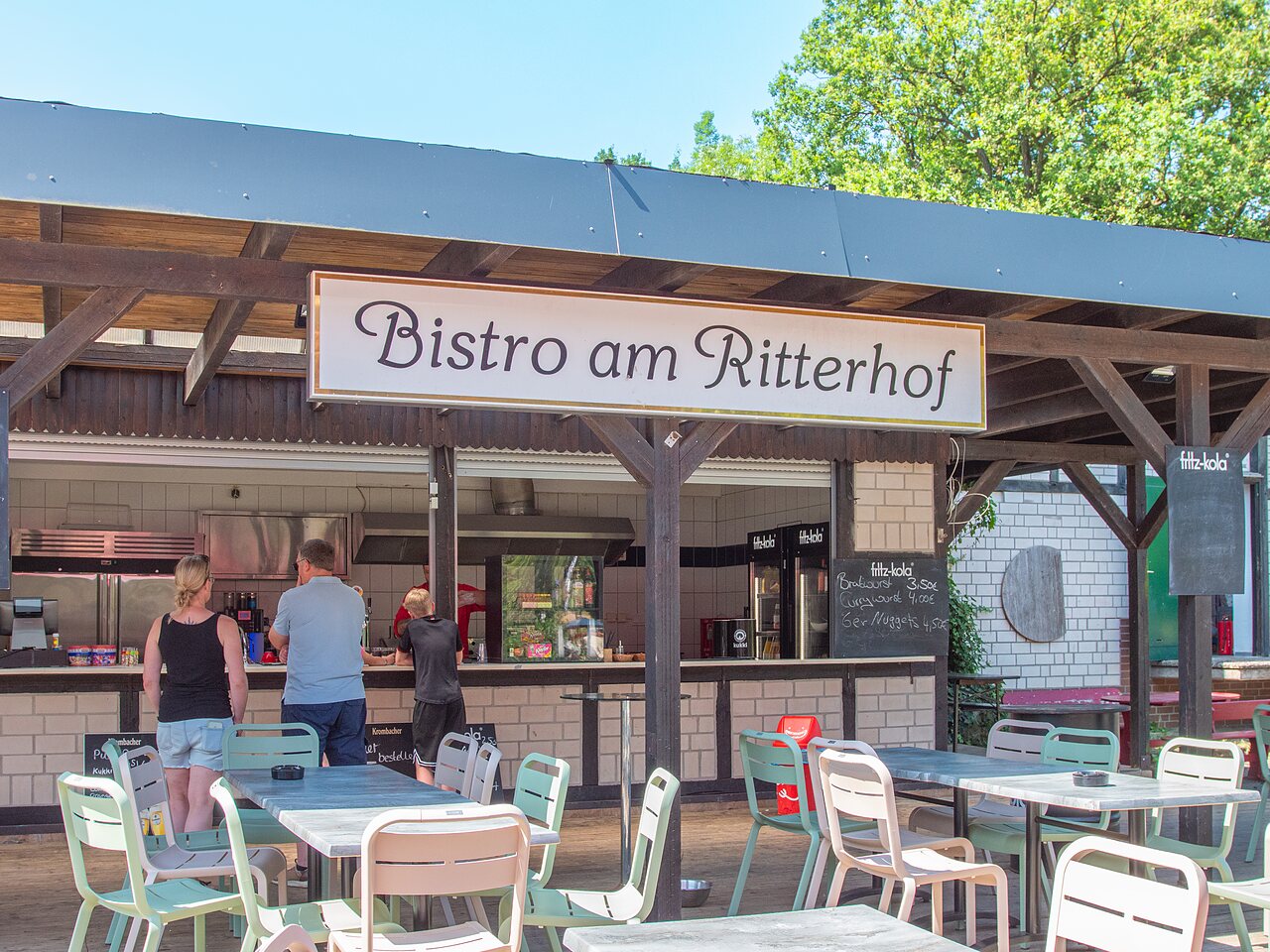 Outdoor bistro and restaurant tables at CAPFUN Tecklenburg campsite in Tecklenburg-Leeden (49).