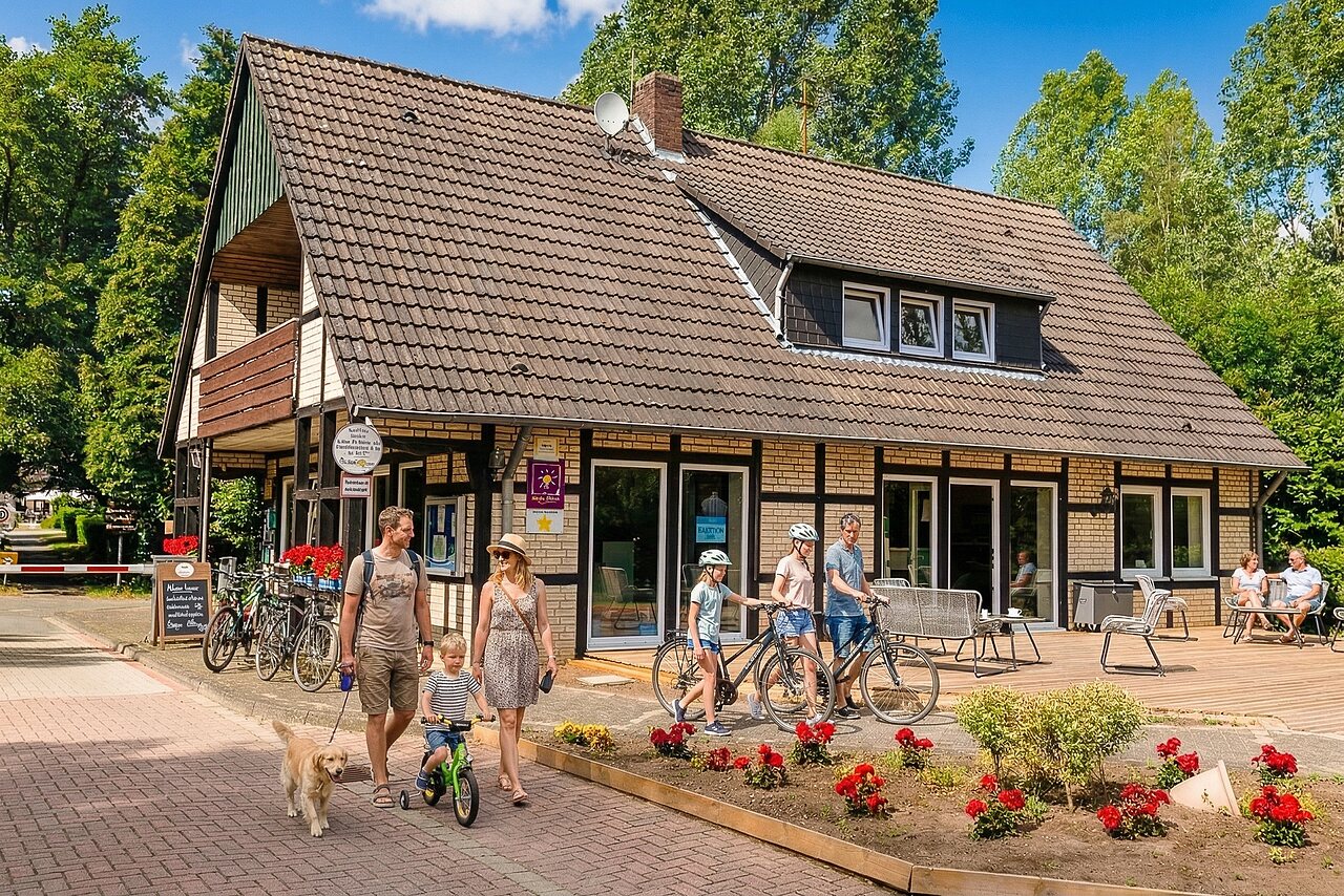 Traditional reception building with terrace and visitors at CAPFUN Tecklenburg (49).
