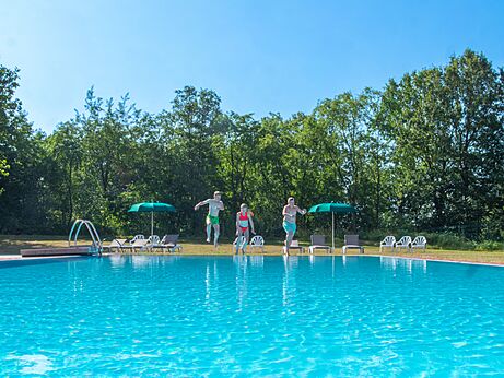 Outdoor swimming pool, families jumping at CAPFUN Tecklenburg in Tecklenburg-Leeden (49).