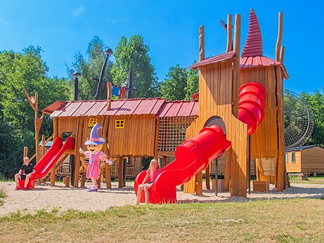 Red slides and wooden playground at CAPFUN Tecklenburg campsite.