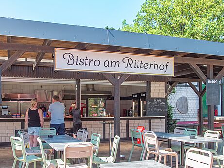 Outdoor bistro and restaurant tables at CAPFUN Tecklenburg campsite in Tecklenburg-Leeden (49).