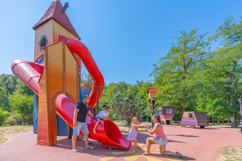 Carabouille playground - Giant slide and playground at CAPFUN Temps Libre campsite in BOUGE CHAMBALUD (38).